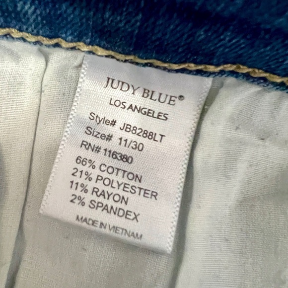 Judy Blue Light Wash Skinny Fit Distressed Jean - 11/30 - Picture 14 of 14